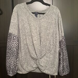 Daytrip Gray Twist Front Sweatshirt with Leopard Print Sleeves​